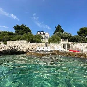 Villa Luxury Seaside With A Classic Mediterranean Olive Garden, A Fully Equipped Professional Kitchen, Pool, Sauna, Padle Boards And Canoe - Miolin House Trogir